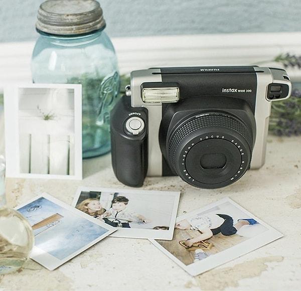 Fujifilm Instax Wide 300 Siyah Fotoğraf Makinesi, fotoğrafçılığa yeni başlayan veya bu alanda hobi edinmek isteyen dostlarınız için ideal bir armağan olabilir.