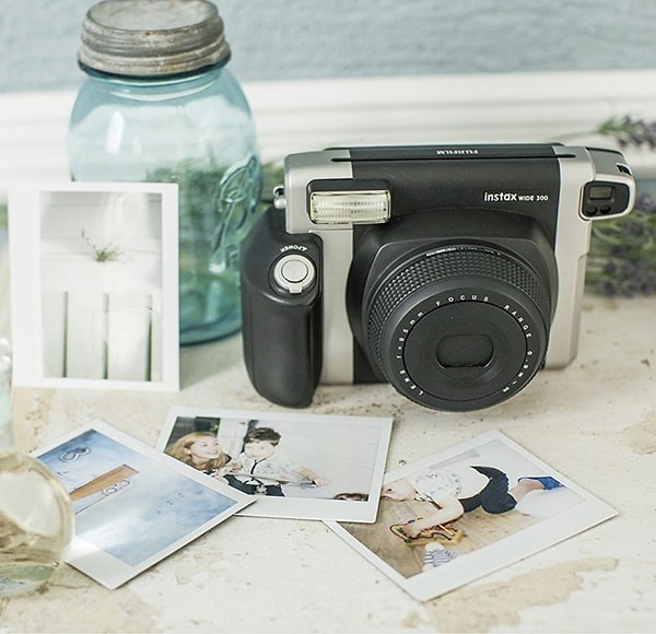 Fujifilm Instax Wide 300 Siyah Fotoğraf Makinesi, fotoğrafçılığa yeni başlayan veya bu alanda hobi edinmek isteyen dostlarınız için ideal bir armağan olabilir.