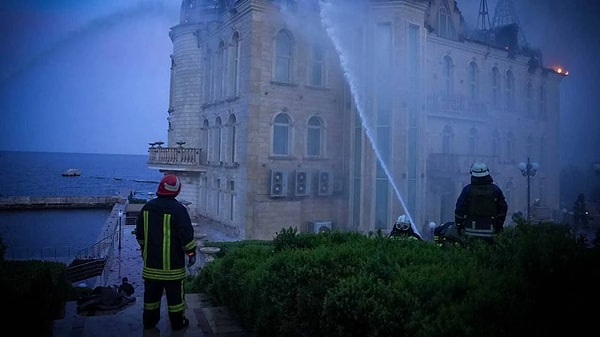 Ukrayna'nın Odesa limanında yerel halkın 'Harry Potter kalesi' olarak adlandırdığı bina, dün Rusya'nın füze saldırısında vuruldu. Saldırıda 4 kişinin öldüğünü ve 32 kişinin yaralandığını açıklandı.