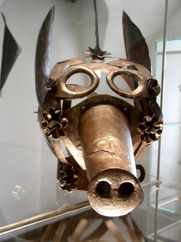 5. Avusturya'nın Salzburg kentindeki Kale Müzesi'nde bulunan  "schandmaske " olarak bilinen Ortaçağ utanç maskesi.