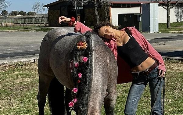 Son zamanlarda hastalığı yüzünden iyi hissetmediğini ve işine ara verdiğini belirten Hadid sosyal medya paylaşımlarını bir çiftlikten atlarla ve doğayla iç içeyken yapıyor...