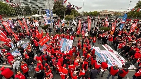 "Bu emri kim verdiyse ahmakça bir iş yapmış. 'Gazeteciyi süpürün' ne demek, haddini bilsin o adam. Ondan sonra hakkımızı savunun diyorlar. Süpürürken düşünecektin. O emri kim vermiş? Daha önce de Çağlayan Adliyesi'nde aynı ifadeyi duydum. Çevik kuvvetin terminolojisinde 'Gazeteciyi süpürün' diye bir ifade var. Utanın. Sen kimi süpürüyorsun? 12 saat en zor koşullarda çalışıyorsun, hakkını biz savunuyoruz. O terminolojiyi kim icat etti? Toz muyuz biz? Ayıp, utanın."