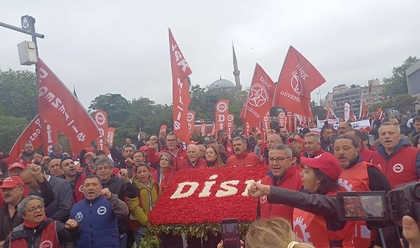 1 Mayıs Emek ve Dayanışma günü nedeniyle Saraçhane Meydanı'nda toplanan sendilka ve meslek örgütü üyesi gruplar meydandan Bozdoğan Kemeri'ne yürüyüşe geçti.