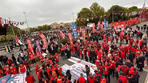 1 Mayıs'ı Taksim'de kutlamak isteyen vatandaşlar; DİSK, KESK ve siyasi parti örgütlerinin çağrılarıyla Saraçhane'de toplandı.