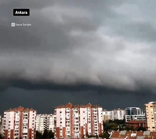 Twitter'daki Hava Forum sayfası, kentte bu akşam saatlerinde fırtına ve yoğun yağışın habercisi olan raf bulutu görüntülendiğini paylaştı..