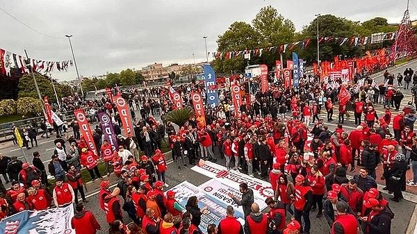 1 Mayıs'ta Taksim'de toplanma kararı alan sendikalar DİSK ve KESK'in yürümekten vazgeçmesi büyük tepki topladı. Vatandaşlar, sendika yönetimlerini 'mücadeleden kaçmakla' suçladı.