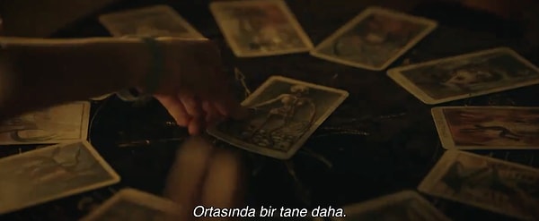 'Tarot' filmi, tarot kartlarına baktırdıktan sonra fallarında çıkan şekillerde ölmeye başlayan bir grup üniversiteli gencin yaşadıklarına odaklanıyor. Gençler zamanları dolmadan önce karşılaştıkları gizemi çözmeye çalışıyorlar.