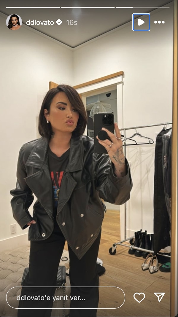 Demi Lovato kısa saçlarıyla ayna pozu verdi.