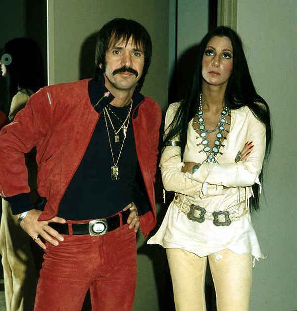 İlk eşi 28 yaşındaki Sonny Bono ile birlikte yaşamaya başladığında 16 yaşında olan ünlü şarkıcı daha sonra da kendinden küçük kişilerle yaşadığı ilişkilerle de çok konuşulmuştu hatırlarsanız.