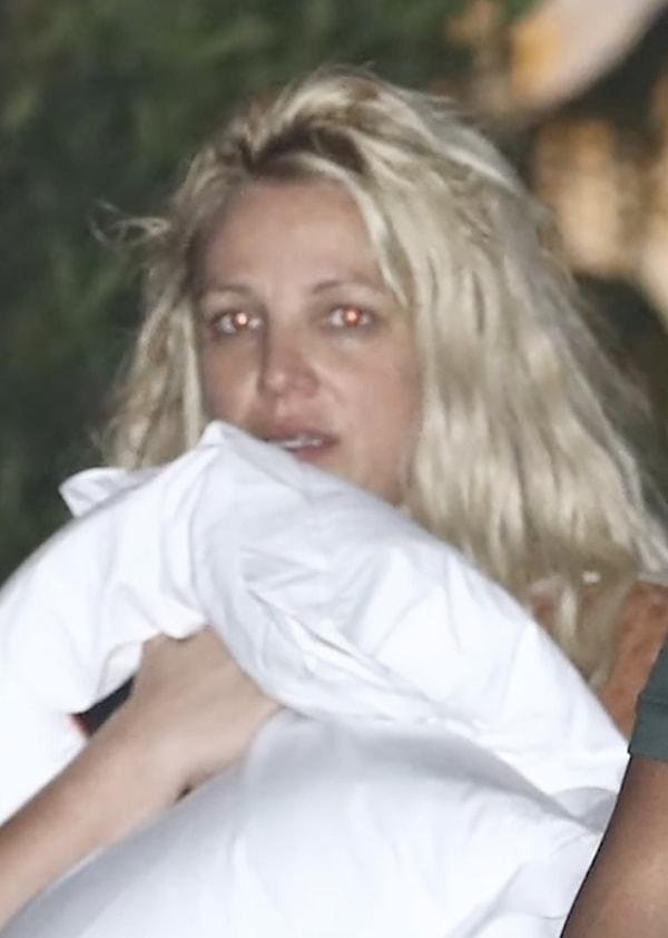 Bir yastık ve battaniyeye sarılmış halde otelden çıkmakta olan Britney ile temasa geçen sağlık görevlileri, ünlü ismin ağlamakta olduğunu fark ettiler. Ambulansa binmeye karşı çıkan şarkıcı güvenliğiyle birlikte otelden ayrıldı, üstelik yanında erkek arkadaşı Paul olmadan.