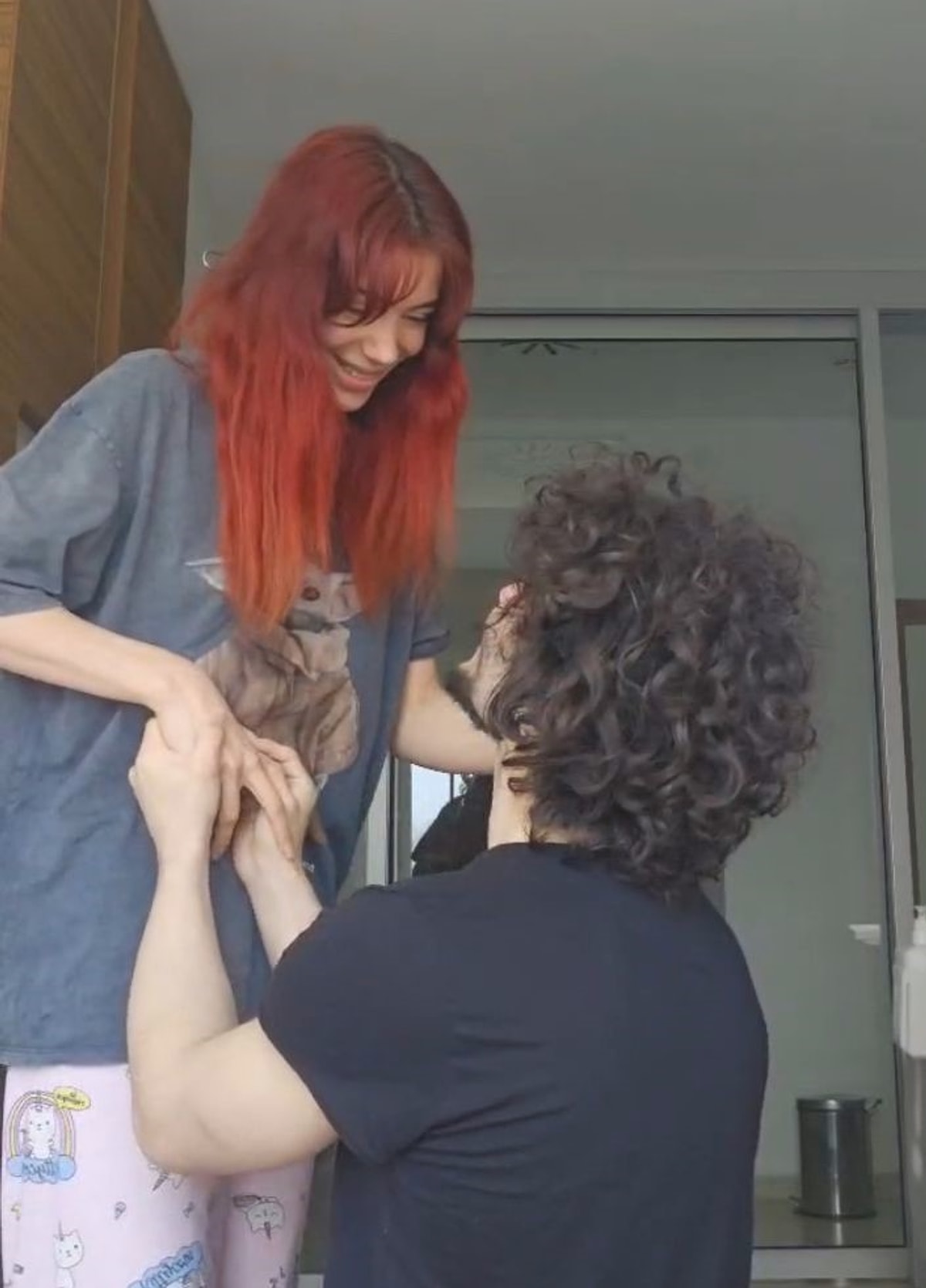 L�semi Tedavisi G�ren Sevgilisine Hastane Bah�esinde Pankartl� Evlenme Teklifi 'Kalk K�z Evlencez'!