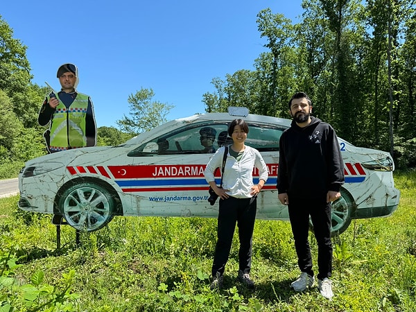 Aklımızdaki tüm bu sorulara 'Röportaj Adam' Mahsun Karaca yanıt verdi. Japonya'dan gelen bir arkadaşına karton polisleri anlattığı bir video çekti.