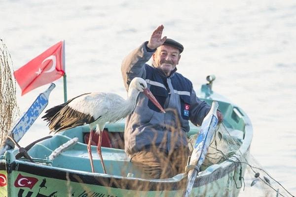 Yaren leylek balıkçı Adem Yılmaz'ı yıllardır ziyaret etmesiyle ilçenin sembollerinden biri oldu.