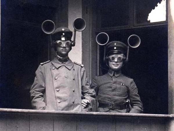 1. Düşman uçaklarını tespit etmek için taşınabilir ses tespit cihazları takan Alman subay ve astsubaylar.  (bu radarlar olmadan önce kullanılan bir cihazdı). Batı Cephesi, 1917.