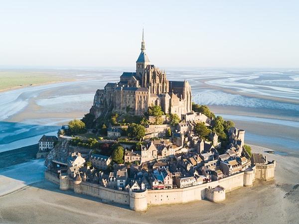 1. "Normandy, Fransa'da bulunan Mont Saint Michel aynı Harry Potter kalesine benziyor ve çok güzel."