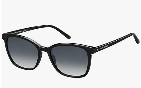 4. Tommy Hilfiger'ın bu eşsiz güneş gözlüğü ile sevdiklerinizi özel hissettirmeye ne dersiniz?