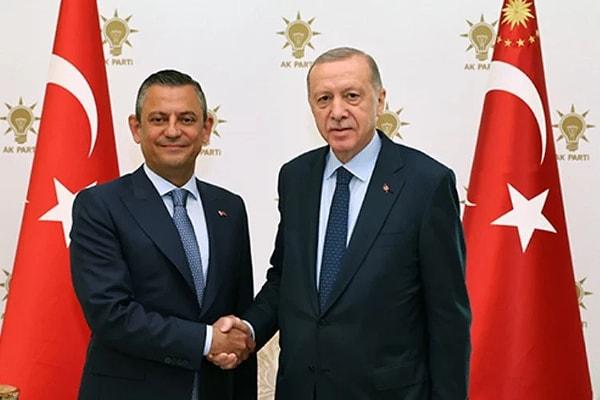 Özgür Özel ile Recep Tayyip Erdoğan, AK Parti Genel Merkezi’nde bir araya gelmiş ve ikilinin görüşmesi Ankara’nın gündemine oturmuştu.