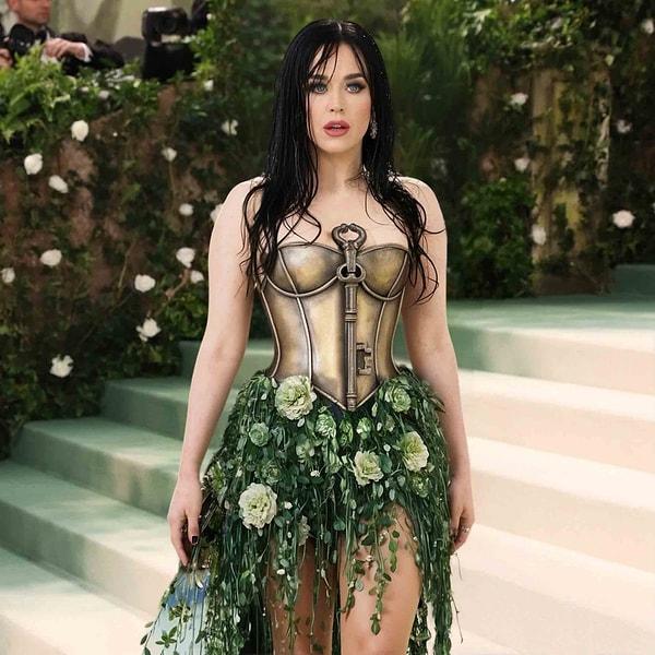 Katy Perry X'de 13 milyondan fazla görüntülenen bu fotoğrafın gerçek olmadığını açıklamasına rağmen annesine bile ayrıca açıklama yapmak zorunda kaldı!