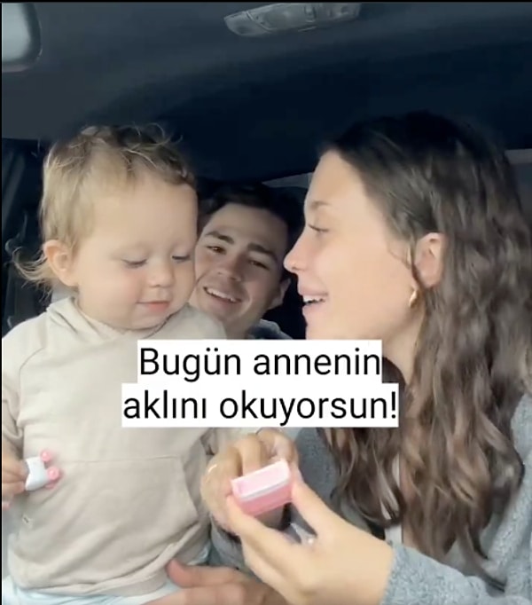 Daha önceden de sosyal medyada sevimliliğiyle beğeni toplayan bebek annesin aklını okumaya bayılıyor.