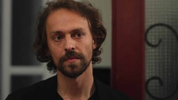 Kadrosu tam bir yıldızlar geçidi olan dizide Metin Akdülger de rol alırken, Akdülger'in varlığı hepimiz için apayrı bir önem taşıyor.