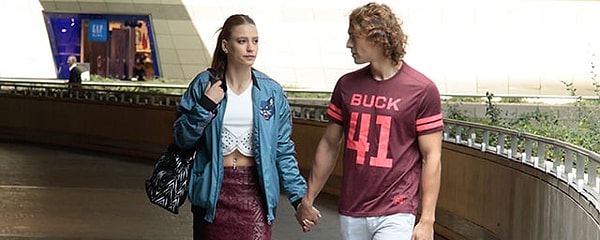 Bir döneme damga vuran Medcezir dizisinde bir süre partner olan Serenay Sarıkaya ve Metin Akdülger burada Mira ve Orkun karakterine hayat verirken, ikili yıllar sonra Netflix dizisinde bir araya geldi.