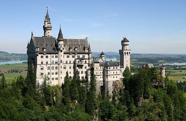 10. Neuschwanstein Şatosu hangi ülkede yer almaktadır?