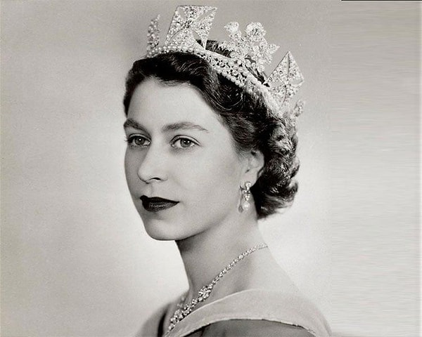 8. Kraliçe Elizabeth II, 16 yaşındayken kamyon tamirini öğrenmişti. Britanya'nın iş ajansında eğitim aldı ve lastik değişimi ile motor onarımı gibi işlerde yetenek kazandı.