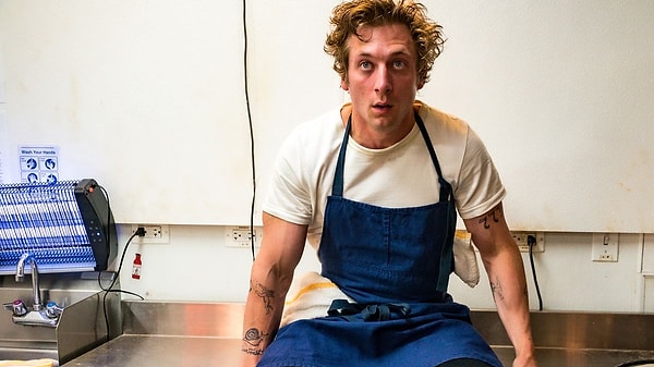 Jeremy Allen White, FX dizisi The Bear'de hayat verdiği Carmen "Carmy" Berzatto karakteriyle herkes tarafından beğeniyle izlenmiş ve komedi dizilerinde En İyi Erkek Oyuncu dalında Emmy ödülünü almıştı.