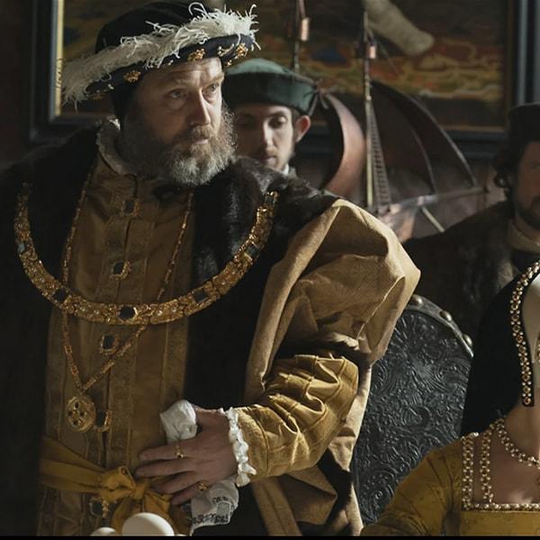 Law, tarihi ve drama türündeki 'Firebrand' filmi için Britanya Kralı VIII. Henry'ye dönüştü. Ünlü oyuncu dönüşümüyle resmen tanınmaz bir hale geldi.