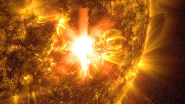 NASA, Güneş'teki büyük patlamanın fotoğrafını yayınladı. Güneş'te 2017'den bu yana en büyük patlama, ABD Ulusal Havacılık ve Uzay Ajansına (NASA) ait Güneş Dinamikleri Gözlemevi tarafından 15 Aralık 2023'te görüntülenmiş, patlamanın Dünya'daki radyo sinyallerini geçici devre dışı bıraktığı duyurulmuştu.