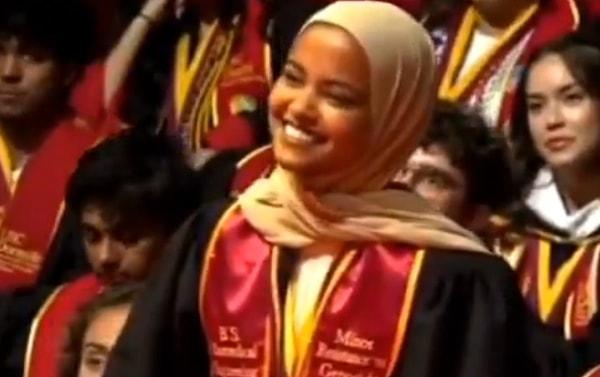 Bunun üzerine Asna Tabassum, mezuniyetinde ''soykırıma mesafeyle mezun oldu'' denilerek anons edilince tüm salonda dakikalarca ayakta alkışlandı ve bu anlar sosyal medyada gündem oldu.