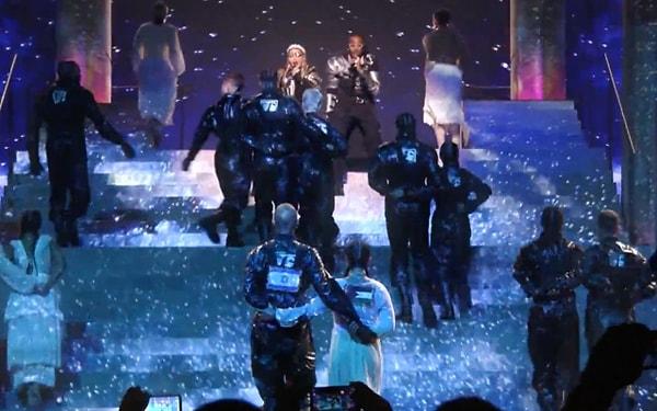 2019 yılında ise Madonna, 'Future' şarkısıyla Eurovision'a konuk olmuştu. Sahnede arkasında İsrail ve Filistin bayrağı olan iki dansçıyı sahneye getirerek iki ülkeninin 'birliğini' ima etmişti.