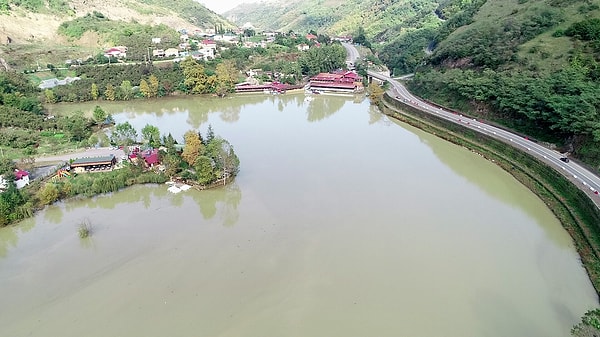 Trabzon'un iklim değişimine dair veriler de paylaşan Prof. Dr. Bektaş, "Son 50 yıla baktığımız zaman Trabzon'da sıcaklığın önemli bir şekilde arttığını görüyoruz. Yine buna bağlı olarak da yağışın az çok arttığını görüyoruz. Bu 2 temel faktör Trabzon'un veya çevresinin yarı tropikal bir iklime dönüştüğünü gösteriyor. Özellikle temmuz ve ağustos aylarında sel ve heyelanların artmasına neden oluyor. Netice itibarıyla göllerin ölüme doğru gidişatını hızlandıran temel faktör ne oluyor? Doğu Karadeniz Bölgesinin iklim değişimi oluyor. Doğu Karadeniz'de göl turizmi oluşturacak yapay göllerle sürdürülebilir" ifadelerini kullandı.