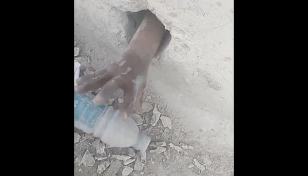Mısırlı bir adam, Filistinli çocuklara su ve yiyecek verebilmek için sınır duvarını deldi.