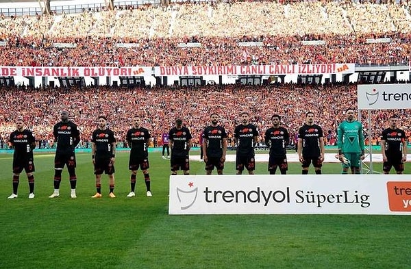 İki takım da mutlak galibiyet için sahaya çıkarken karşılaşmanın 34. dakikasında ev sahibi ekip, Mendes'in ayağından gelen golle 1-0 öne geçti.