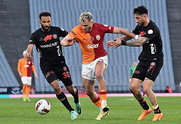 Trendyol Süper Lig’in 36. haftasında Galatasaray, Atatürk Olimpiyat Stadyumu’nda karşı karşıya geldiği Fatih Karagümrük’ü son dakikalarda Berkan Kutlu’nun attığı golle 3-2 mağlup etti.