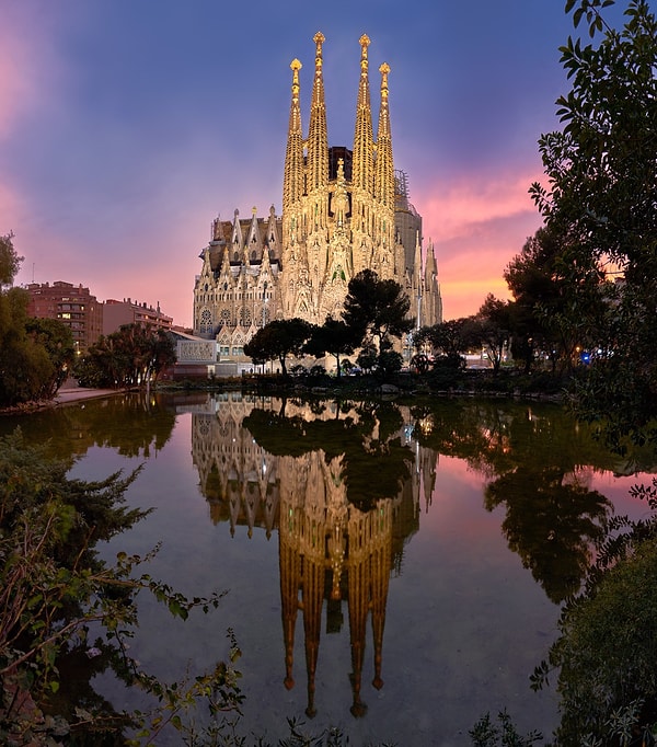 Halk arasında bitmeyen Bazilika olarak anılan, İspanya'nın meşhur Sagrada Familia bazilikası da kesinlikle en etkileyici yapılar arasında.