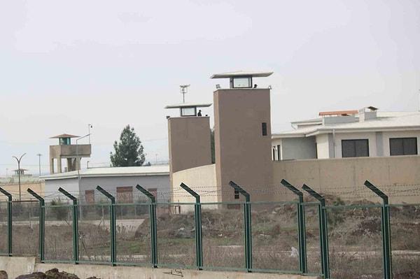 Kampüste bulunan cezaevlerinde öğle yemeğinden sonra rahatsızlanan 62'si hükümlü 14'ü personel 76 kişi, 112 Acil Sağlık ekiplerince kentteki hastanelere kaldırıldı.