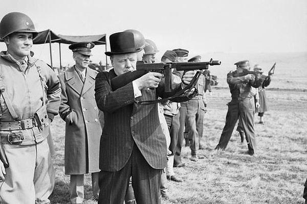 4. Mart 1944'te Amerikalı General Dwight D. Eisenhower ile birlikte bir 'Tommy' silahı ateşliyen İngiltere Başbakanı Winston Churchill.