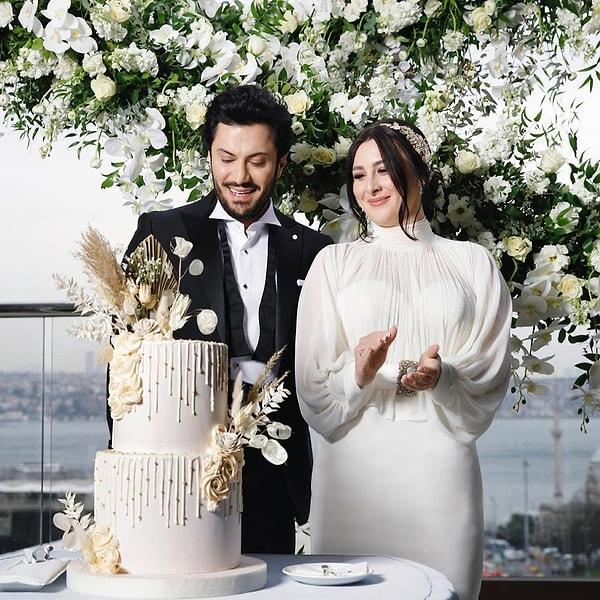 Bunların dışında özel hayatıyla da ön planda yer alan Sakallıoğlu, yönetmen Burak Yırtar nikah masasına oturmuştu.