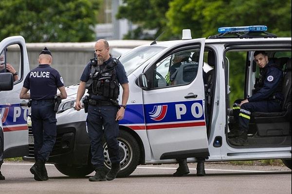 Fransa İçişleri Bakanı, kaçırılan Amra’yı yakalamak için bütün bir operasyon yürüttüklerini ve yüzlerce polisin görevde olduğunu ifade etti.