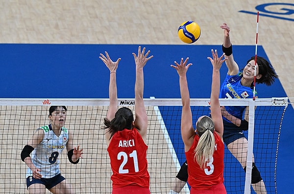 A Milli Kadın Voleybol Takımı, FIVB Milletler Ligi'nin ilk haftasındaki ilk maçında Japonya'ya 3-2 yenildi.