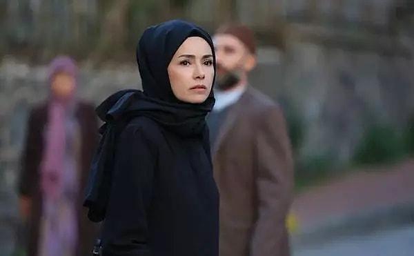 Özgü Namal'ın Meryem, Mert Yazıcıoğlu'nun Cüneyd ve Özcan Deniz'in Levent karakteri ile oyunculuk şovu yaptığı Kızıl Goncalar, ekranlara damga vurdu.