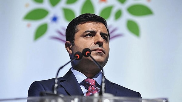 Mahkeme, Eski HDP eş Genel Başkanı Selahattin Demirtaş'a 42 yıl hapis cezası verdi. Demirtaş'ın tutukluluk halinin devamına hükmedildi.