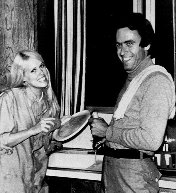 13. Bir doğum günü partisi sonrası Amerikan katili Ted Bundy'nin bulaşıklara yardım ederken fotoğrafı.
