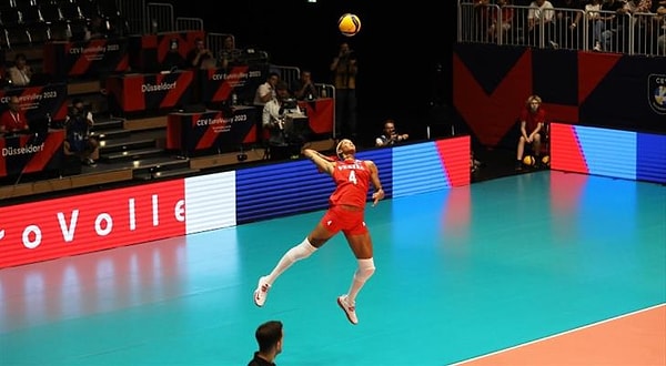 Vargas, 2023 Avrupa Kadınlar Voleybol Şampiyonası'nda İsveç'e karşı kullandığı 112 km/h servis hızı ile rekoru Boskovic'in elinden almıştı. Boskovic'in servisi, 111.4 km/h idi.