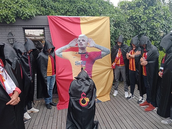 Milyonların ekran başına geçeceği büyük mücadele öncesinde Galatasaray taraftarı,  maça saatler kala ayin düzenledi.