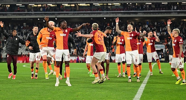 Süper Lig'de sezonun bitime bir hafta kala lider Galatasaray, altı puan gerisinde yer alan ezeli rakibi Fenerbahçe'yi konuk ediyor.