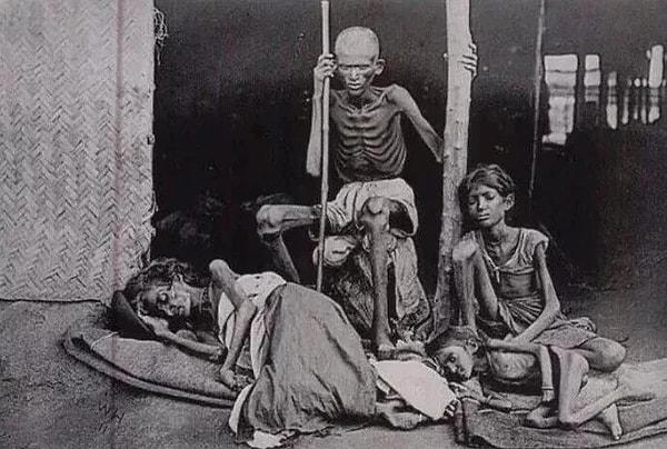 1. Hindistan'da İngiliz Raj'ı döneminde 1877 Madras kıtlığı sırasında ailesini yamyamlardan koruyan bir adam.