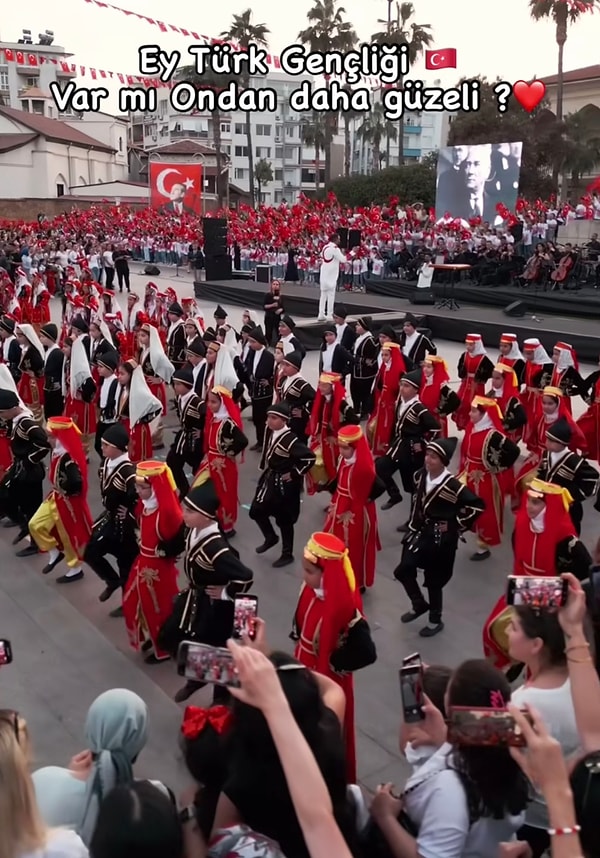 Bir yandan da gösteri hazırlayan çocukların dansı onlara eşlik ediyordu.